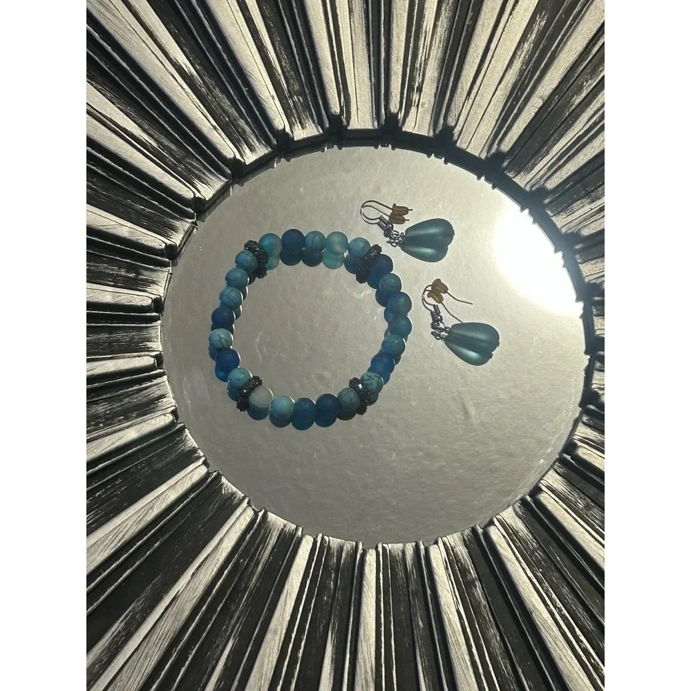 Set Blue Turquoise Colored Stretch Bracelet + Earrings Beautiful Shades Of Blue